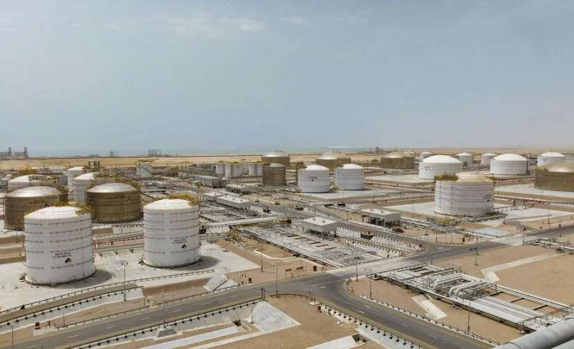 Нефтеперерабатывающий завод в Омане на закате.