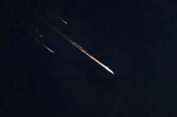 Метеорный поток Дельта-Аквариды освещает ночное небо Омана.